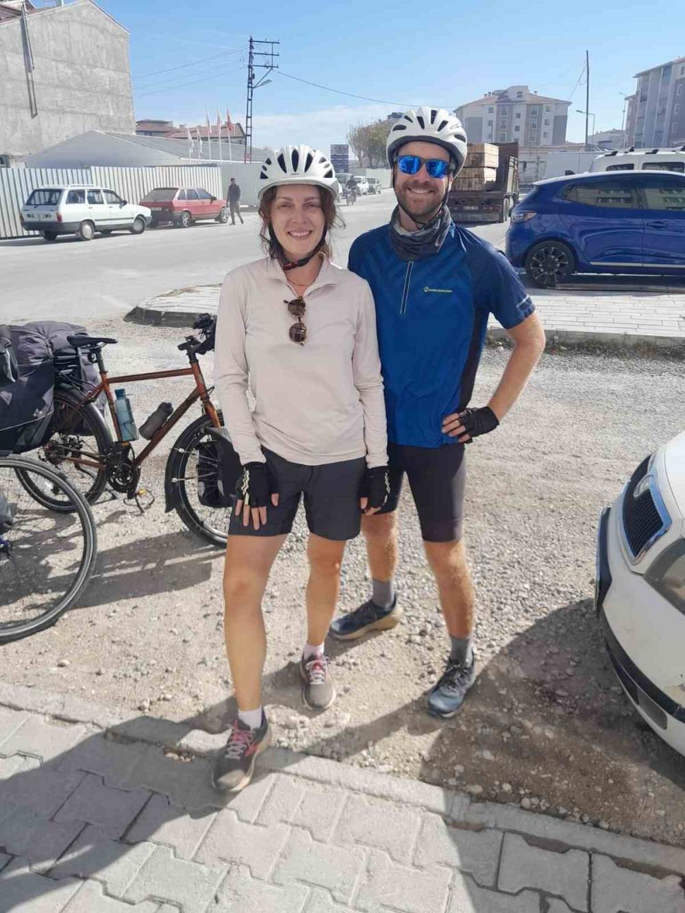 Bisikletle 10 ülkeyi geçip Konya’ya ulaştılar