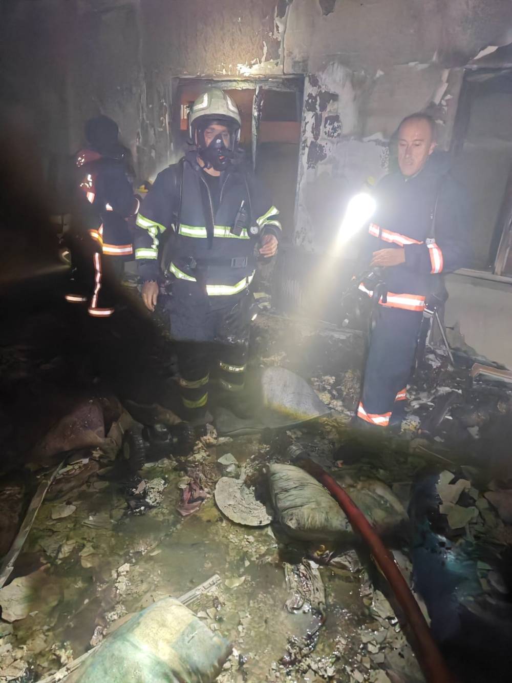 Çakmakla oynarken yangına neden oldular