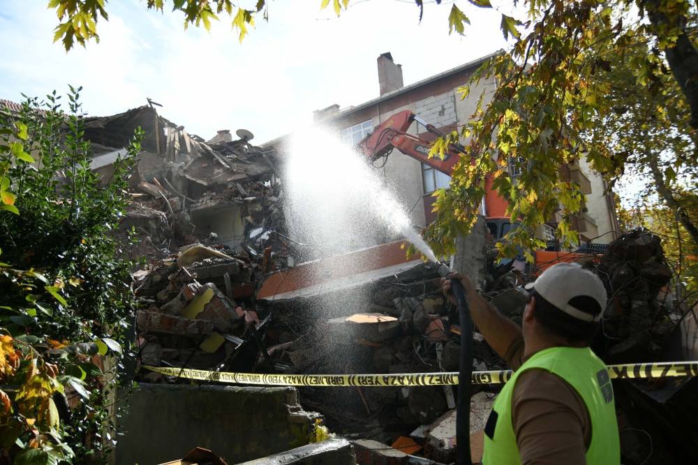 Sındırgı'da depremden sonra ağır hasarlı binalar yıkılıyor
