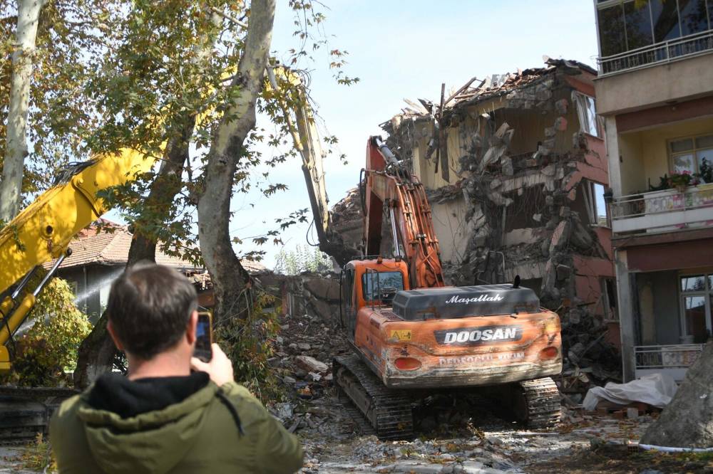 Sındırgı'da depremden sonra ağır hasarlı binalar yıkılıyor
