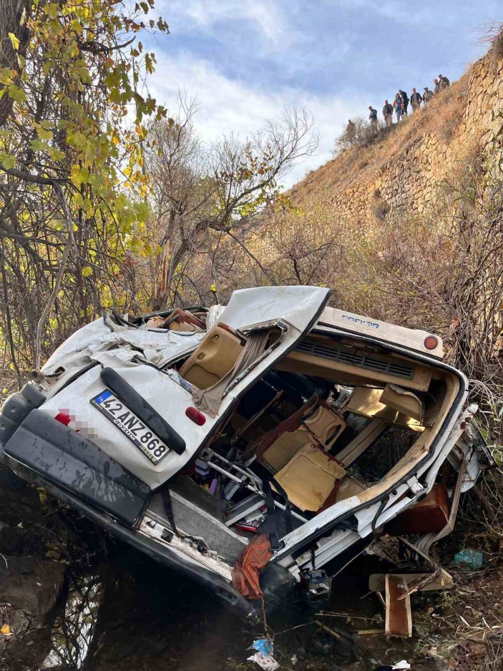 Konya'da öğrenci servisi uçuruma yuvarlandı! Çok sayıda yarlaı var