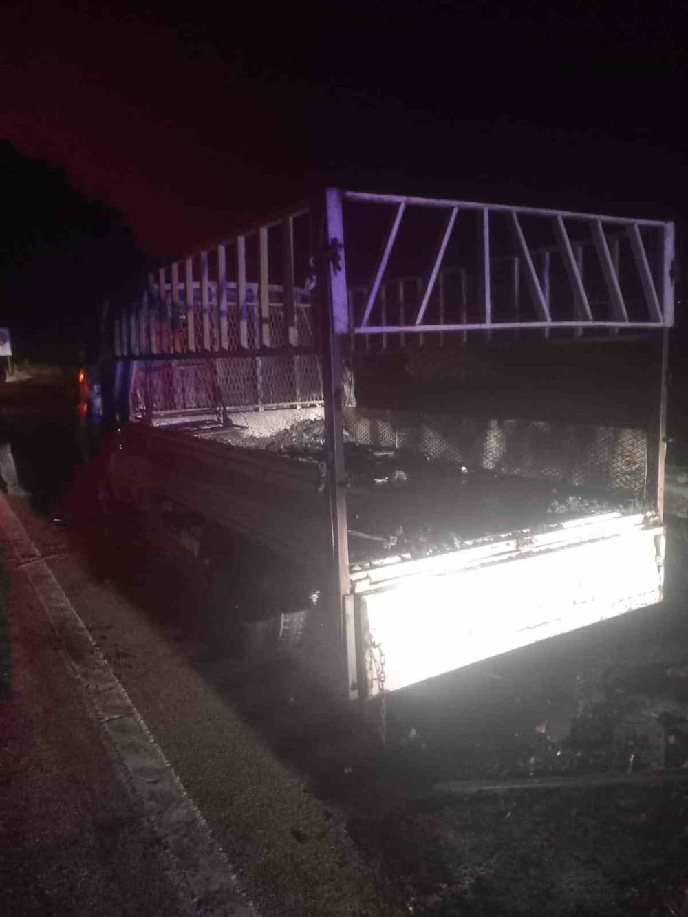 Konya'da seyir halindeki kamyonet alev alev yandı