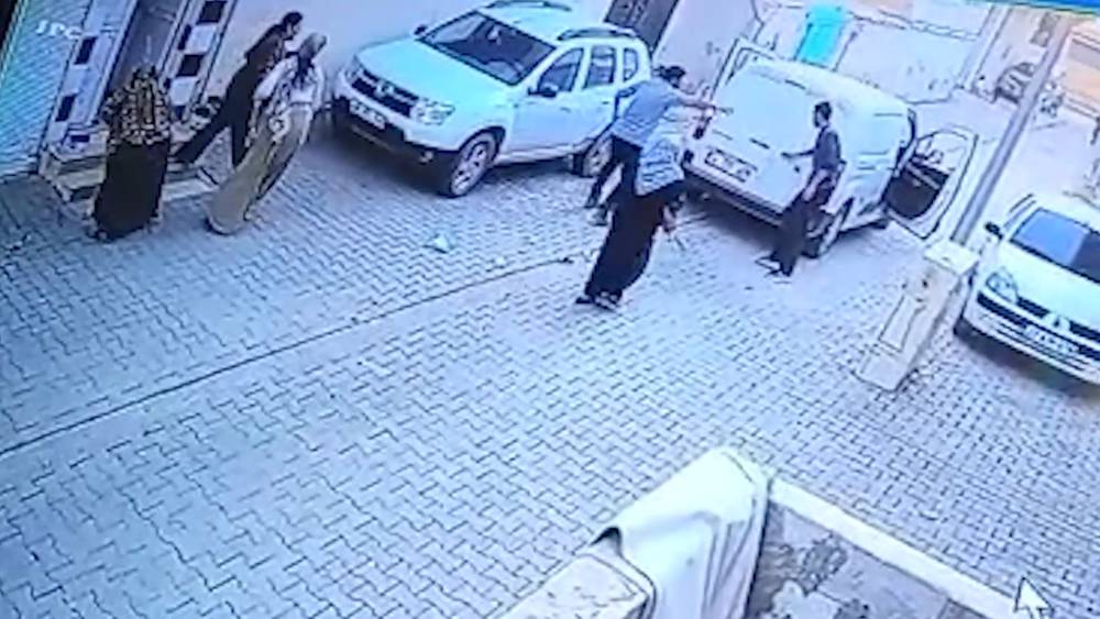 Kargo aracının altında kalan çocuk hayatını kaybetti; kaza kamerada