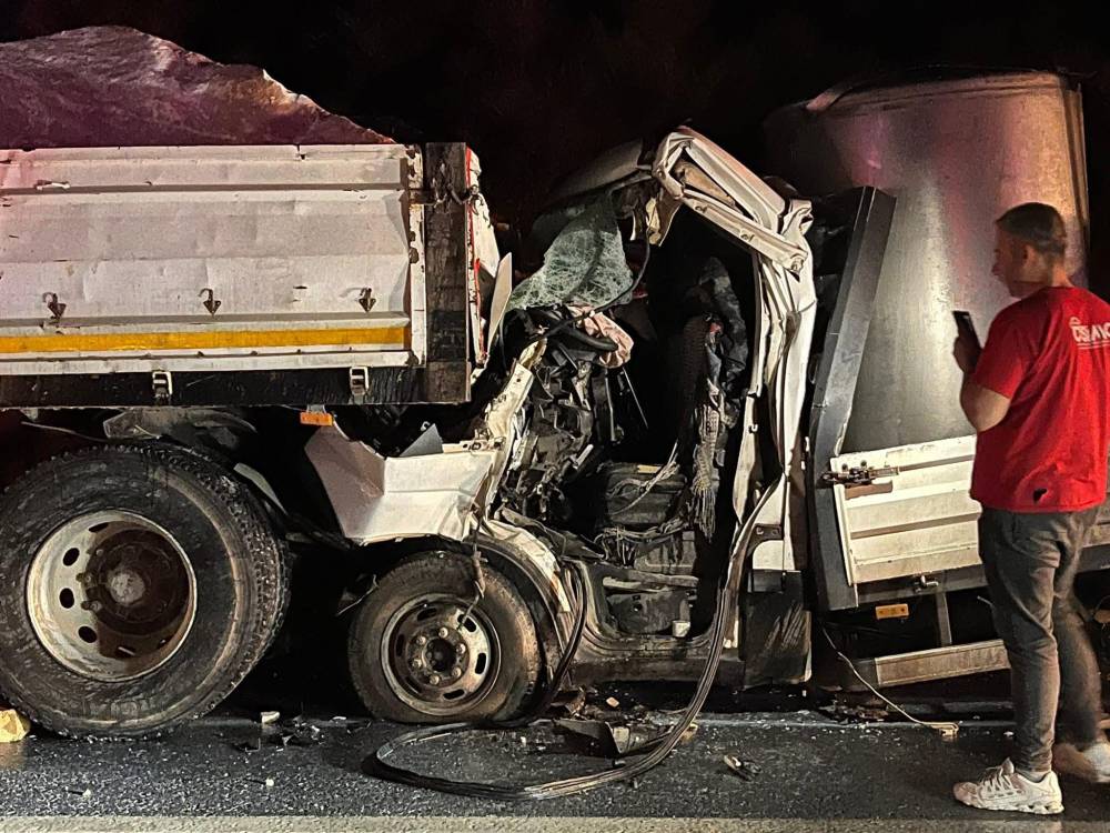 Süt toplama aracı tıra çarptı; 1 ölü