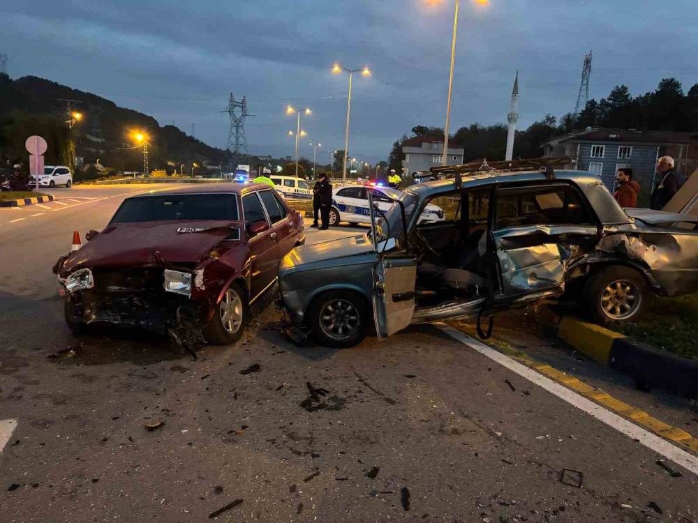 Kavşakta iki otomobil çarpıştı: 6 yaralı