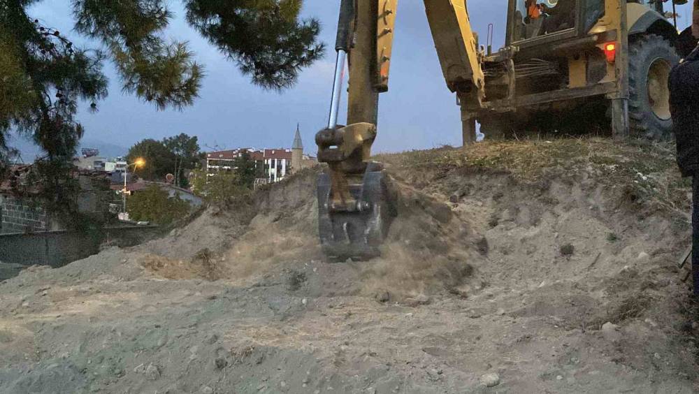 Belediye ekiplerinin kazı çalışması sırasında insan kemikleri bulundu