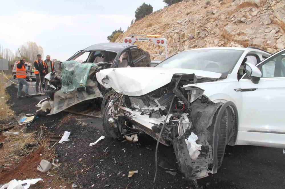 Konya’da feci kaza! Otomobiller çarpıştı: 1 ölü, 2'si ağır 3 yaralı