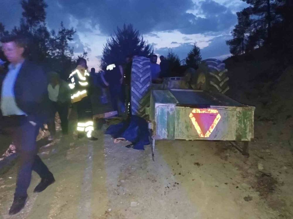 Traktör devrildi: Sürücü öldü, 1 çocuk yaralı
