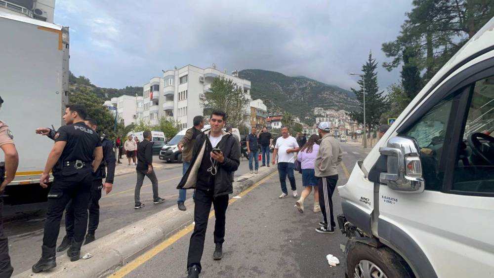 Freni patlayan kamyon, öğrenci servisine çarptı: 23 kişi yaralandı