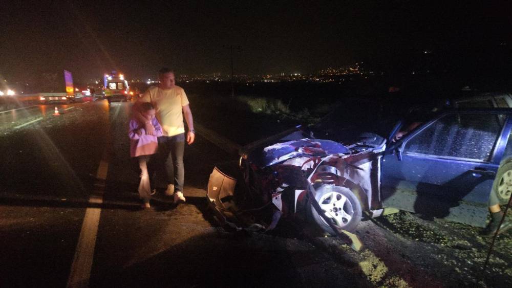 Kendiliğinden yola çıkan otomobil, yolcu otobüsüyle çarpıştı