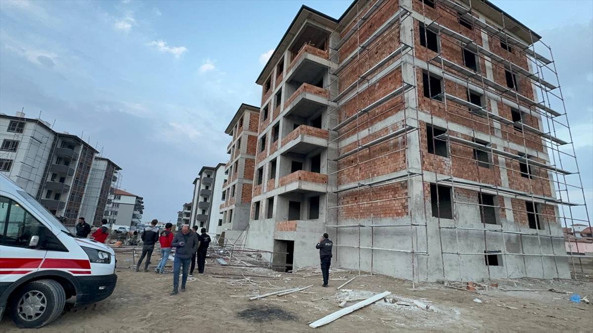 konyada-5-katli-binada-facia-iskele-devrildi-2-isci-altinda-kaldi.jpg