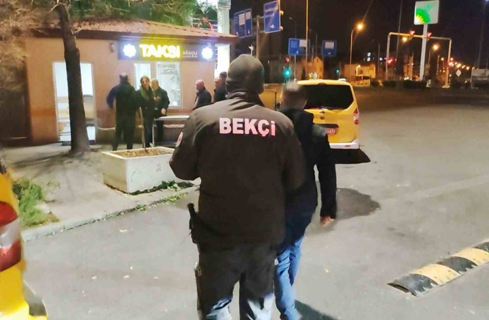 Anne ve baba, avukat kızlarını taksi durağına kilitledi