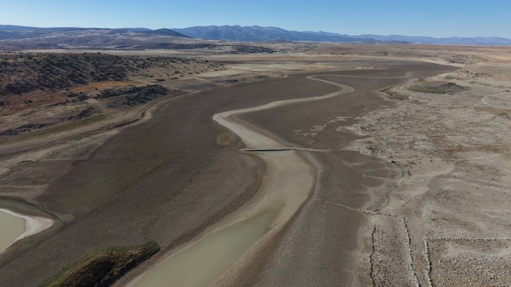Konya'daki barajda sular çekildi, tarihi köprü ortaya çıktı