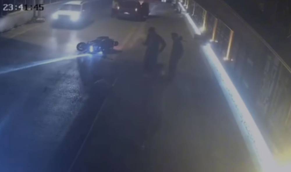 Yola savrulan motosikletin sürücüsü öldü