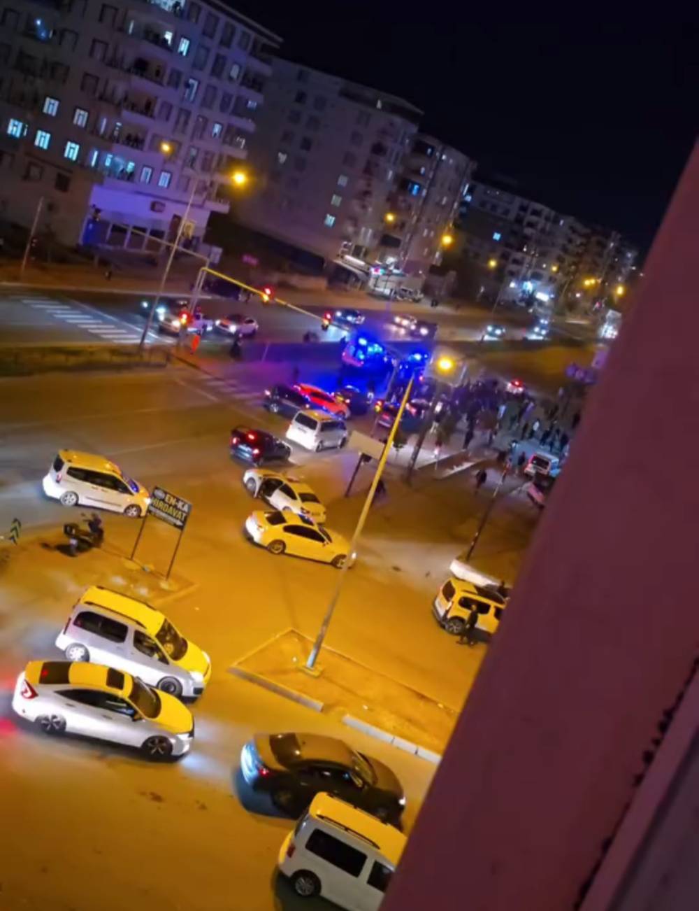 Yolun karşısına geçerken motosikletin çarptığı yaya öldü