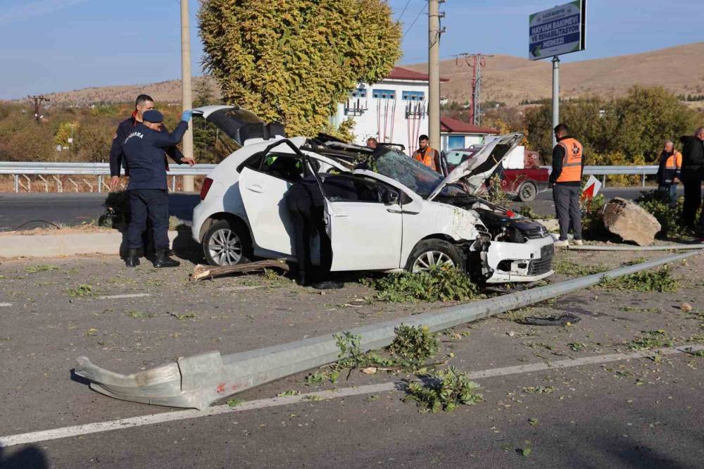 Sürücü direksiyon hakimiyetini kaybetti: 2’i ağır 6 yaralı