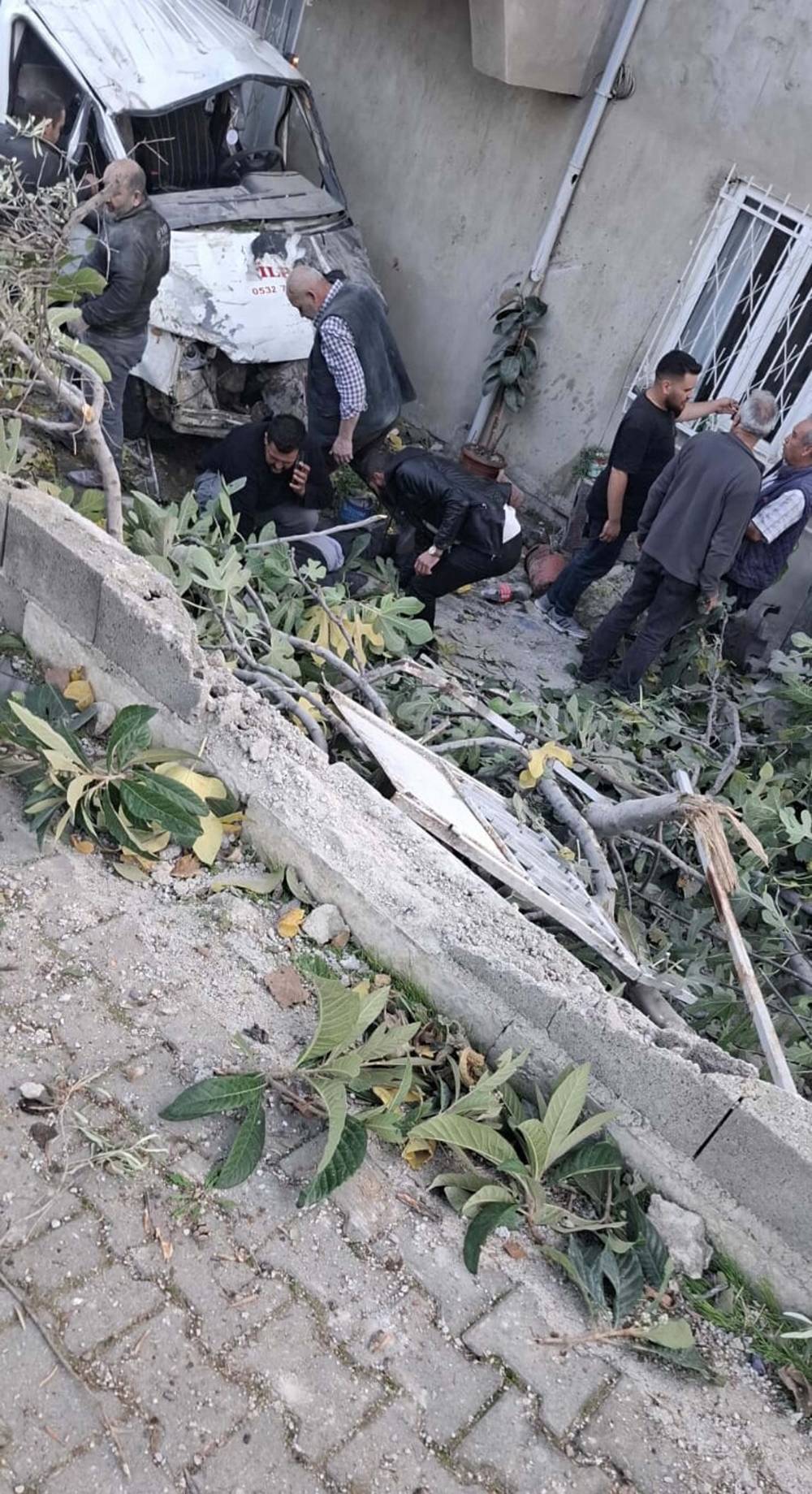 Kamyonet evin bahçesine uçtu; 1 ölü, 3 yaralı