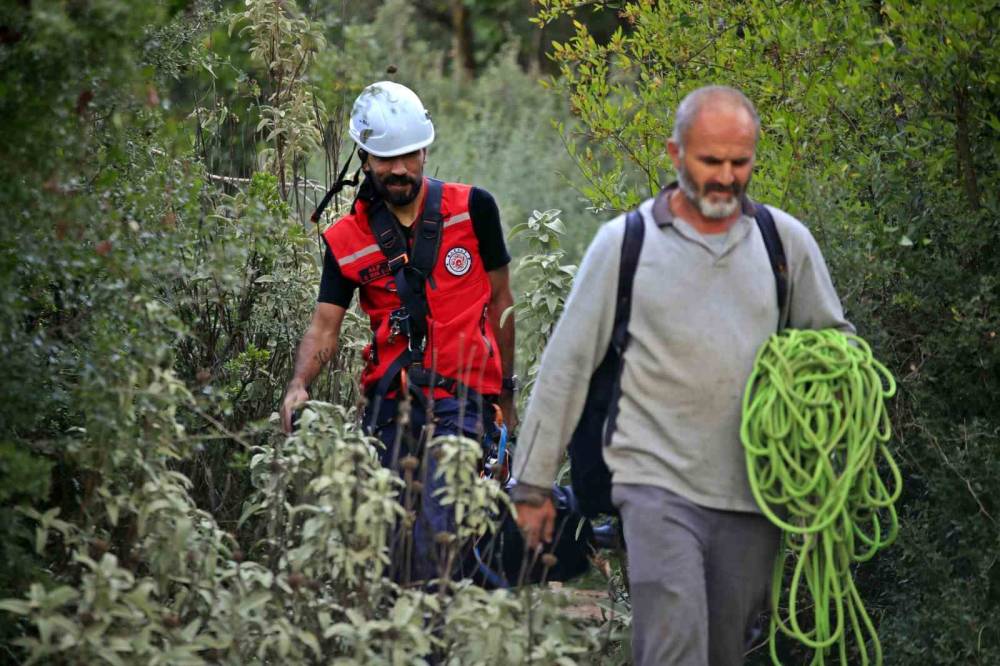 Uçurumdan kurtarılan son keçisine sarılıp doyasıya öptü