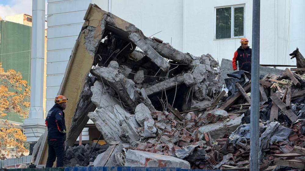 Ankara'da bina çöktü