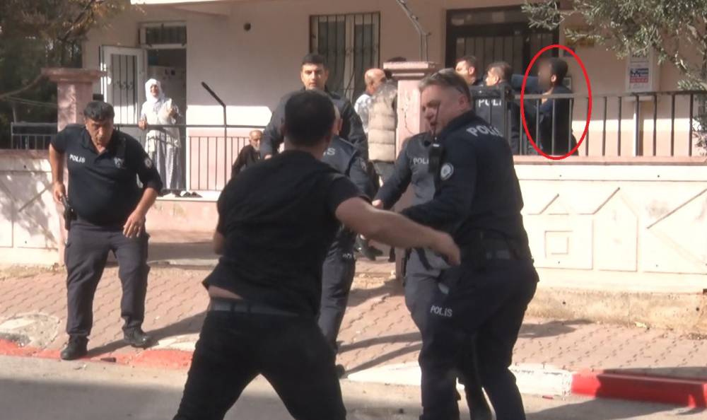 Evi yakmaya çalıştı, eşyaları fırlattı, çıkışta akraba dayağı yedi