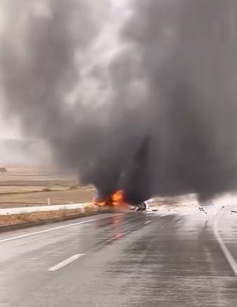 Kaza yaptı, otomobil alev aldı