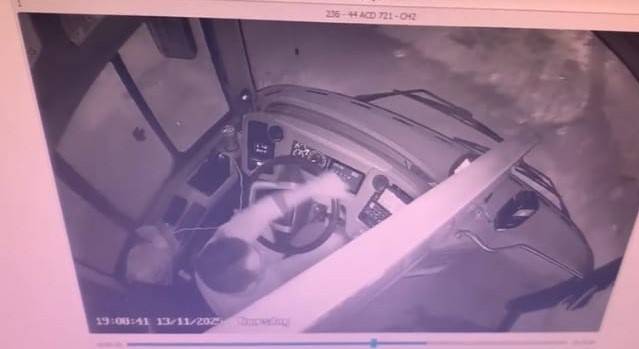 Çok sayıda yolcunun bulunduğu otobüse silahlı saldırı