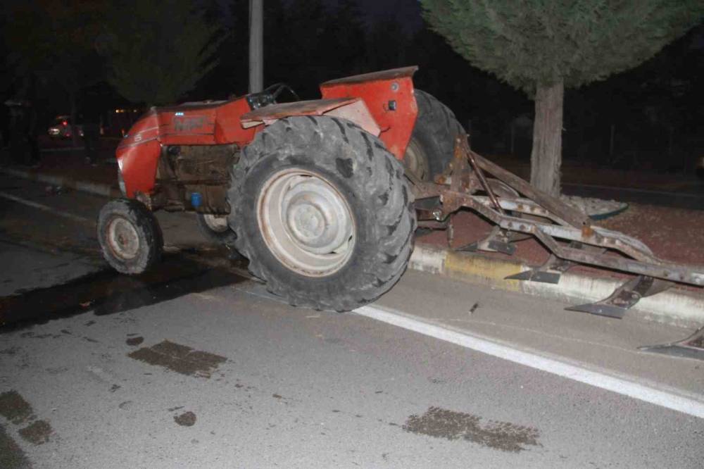 Konya’da traktör ile otomobil çarpıştı: Yaralılar var