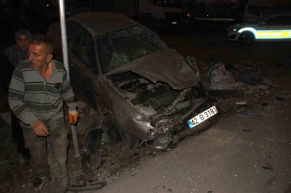 Konya’da traktör ile otomobil çarpıştı: Yaralılar var