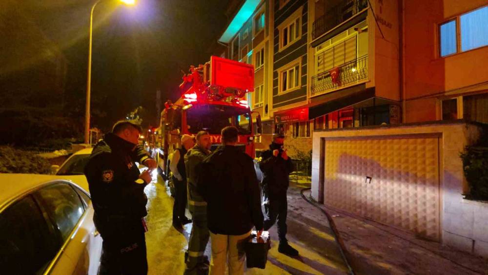 5 katlı binanın teras katında çıkan yangın paniğe neden oldu