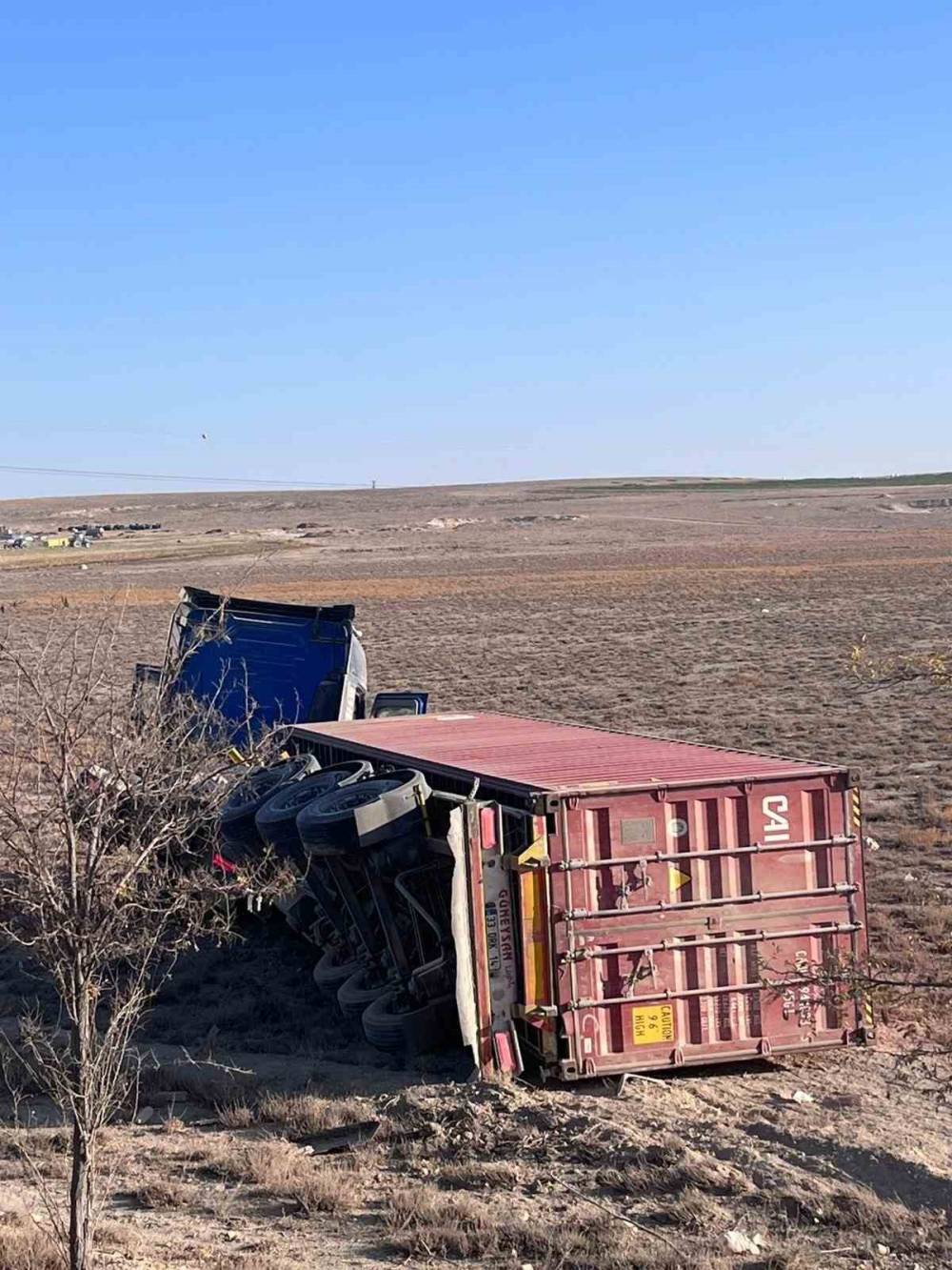Konya'da çekici devrildi, Sürücü yaralandı