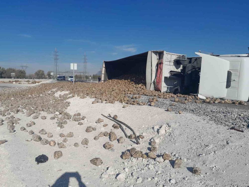 Konya'da pancar yüklü tır devrildi