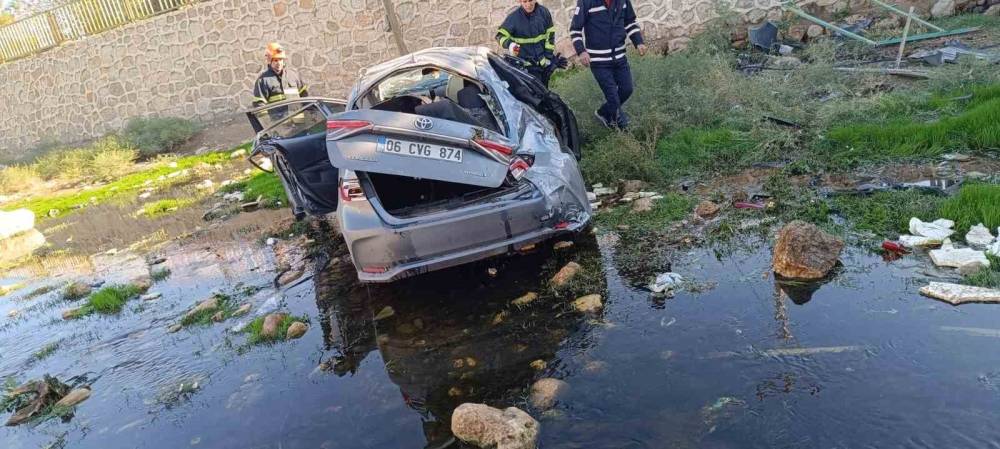 Otomobil dere yatağına devrildi: 1 ölü, 2 yaralı