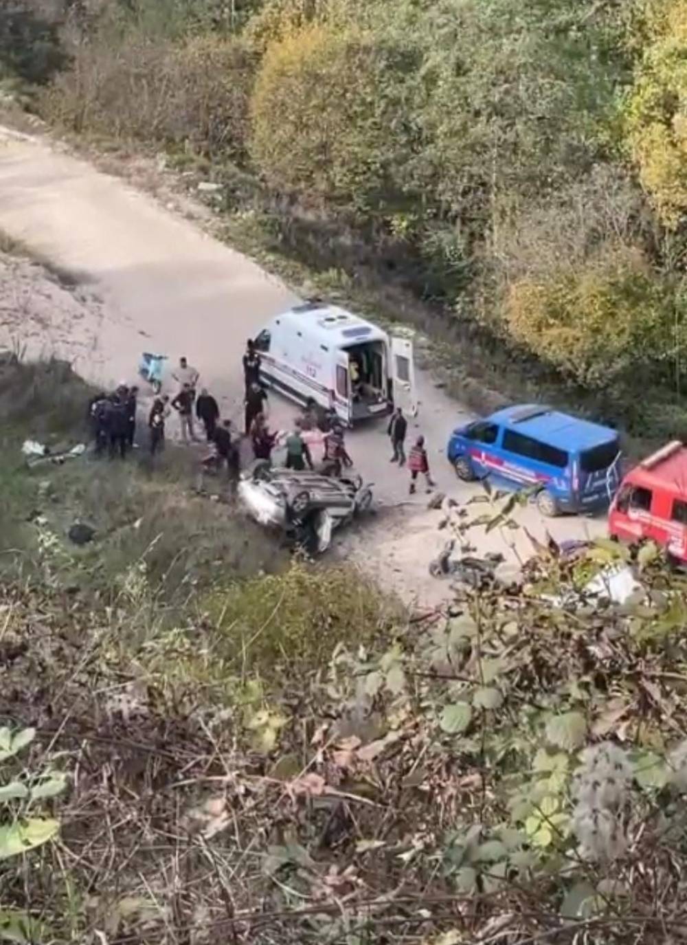 Otomobil, uçuruma devrildi: 1 ölü, 3 yaralı