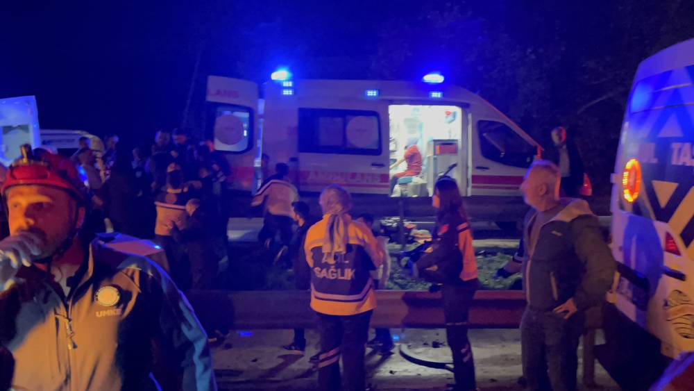 Bursa-Yalova yolunda 5 aracın karıştığı zincirleme kaza: 1 ölü, 13 yaralı