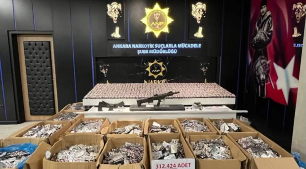 İzmir, Ankara ve İstanbul'da 1 milyon 913 bin uyuşturucu hap ele geçirldi