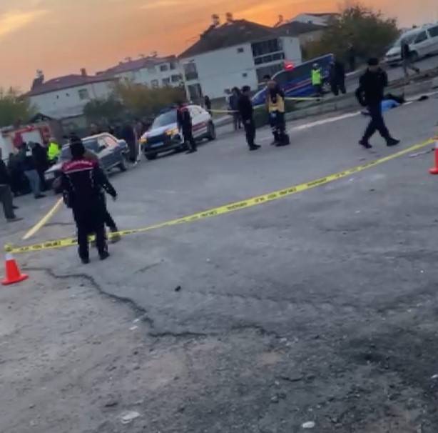 Traktörle çarpışarak savrulan otomobilin ezdiği yaya öldü