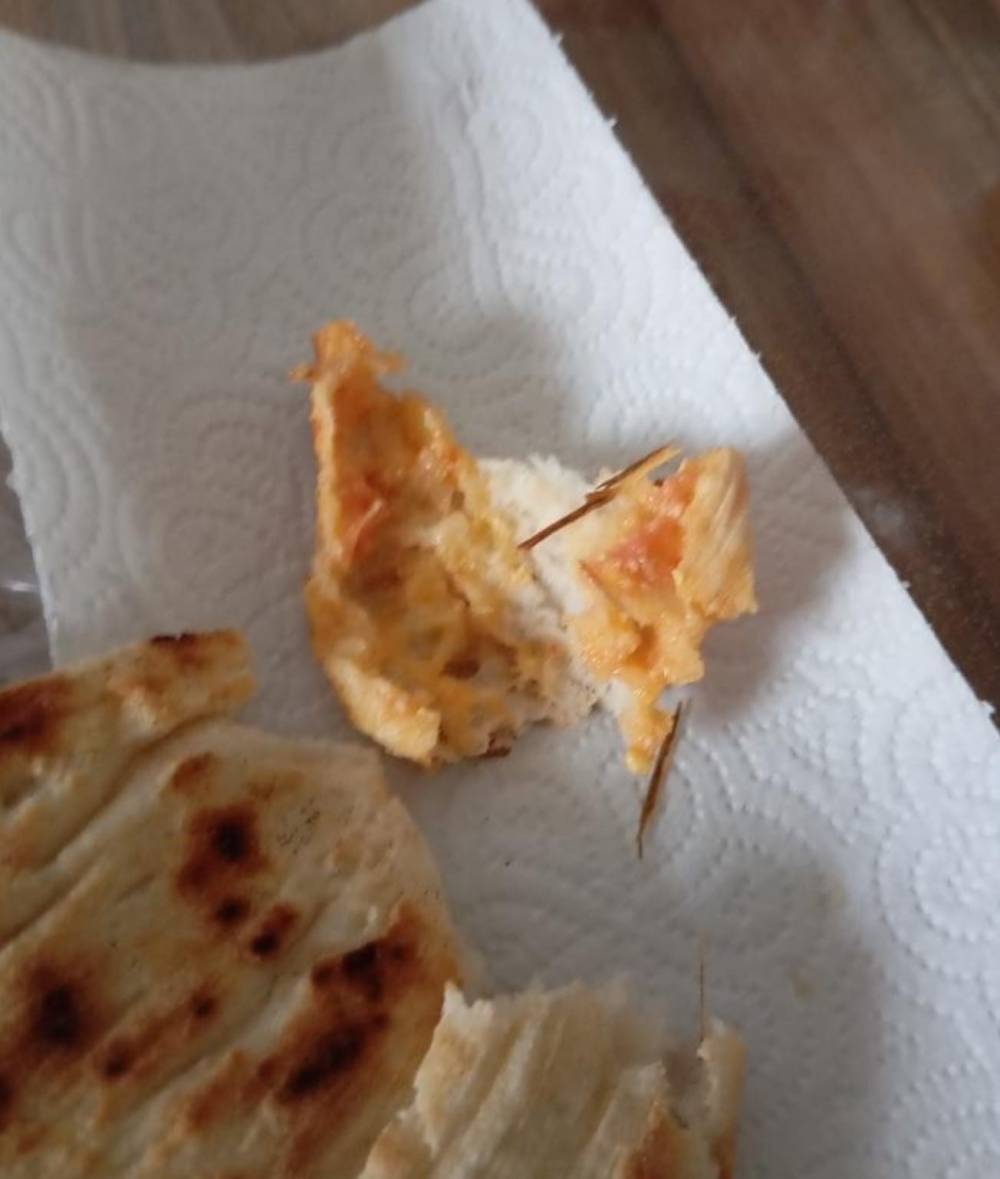 Ekmeğin içerisinden odun parçaları çıktı