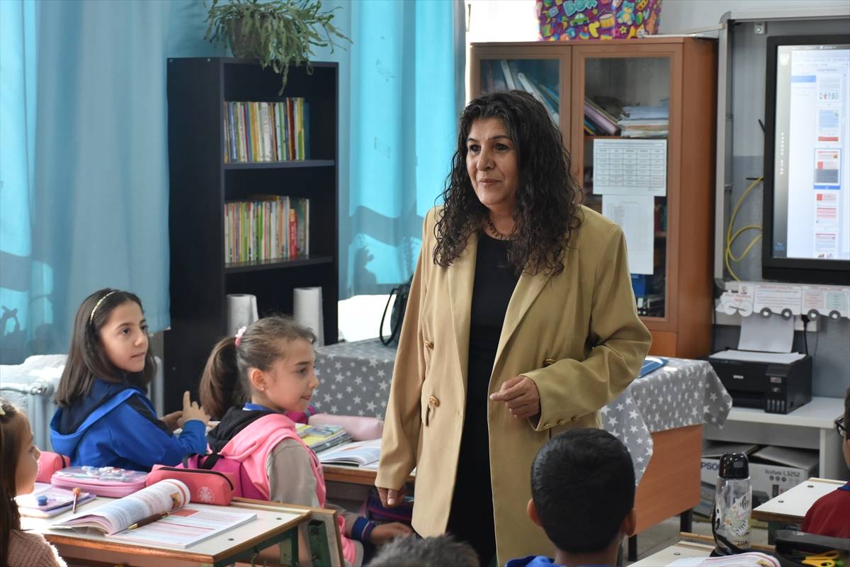 konya-ogretmen-anne-ile-kizi-ayni-okulda-ogrencileri-gelecege-hazirliyor-7.jpg