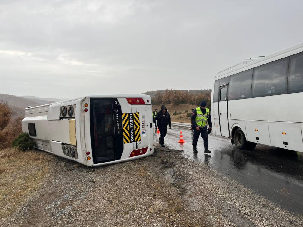 Konya'da okul servisi devrildi! 29 yaralı var