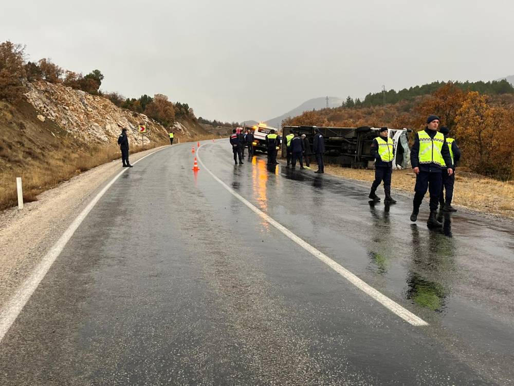 Konya'da okul servisi devrildi! 29 yaralı var