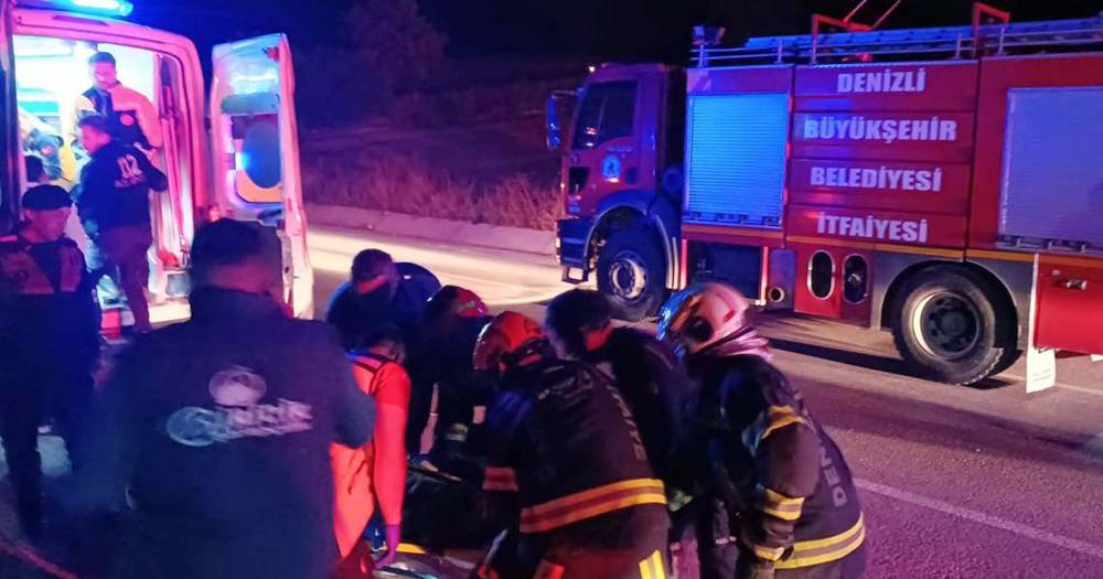 Yolcu otobüsü ile servis minibüsü çarpıştı: 1 ölü, 14 yaralı