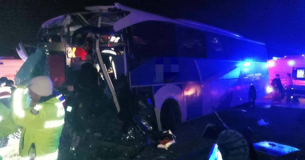 Yolcu otobüsü ile servis minibüsü çarpıştı: 1 ölü, 14 yaralı