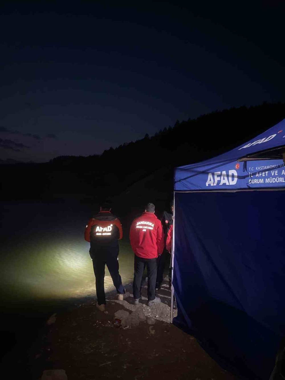 Balıkçılar barajda erkek cesedi buldu