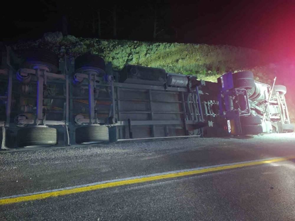 Devrilen tırın sürücüsü hayatını kaybetti