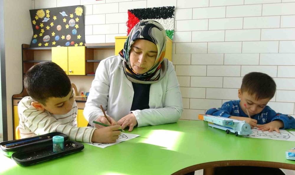 3 çocuk annesinin azmi: Hayvancılıkla uğraşırken çocukların ilk öğretmeni oldu