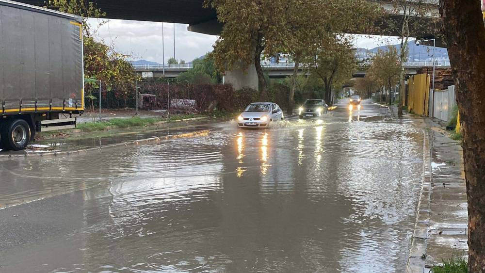 İzmir'de sağanak... Denizle kara birleşti
