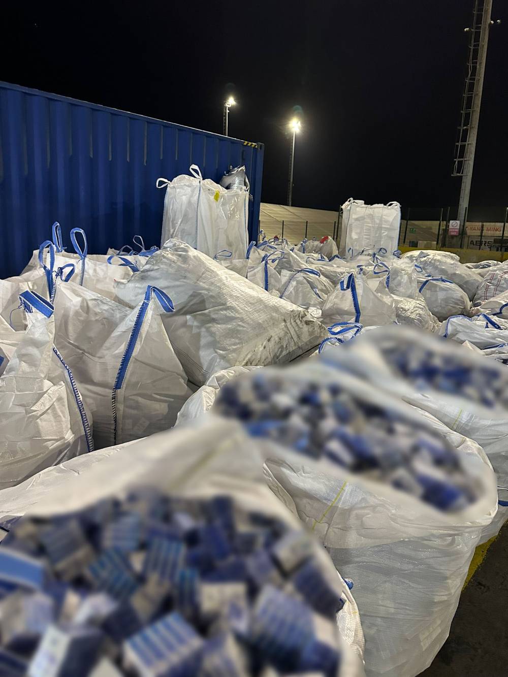 Yalıtım malzemeleri arasına gizlenmiş 394 bin 117 paket kaçak sigara ele geçirildi