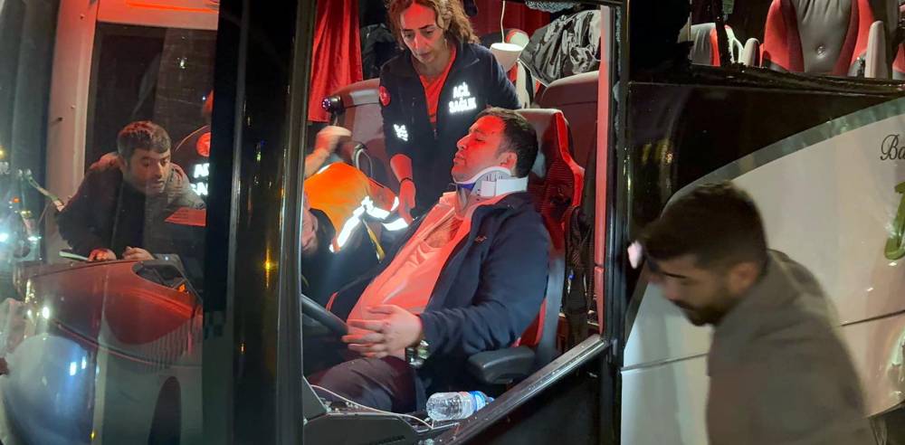 Yolcu otobüsü ile halk otobüsü çarpıştı; 9 yaralı