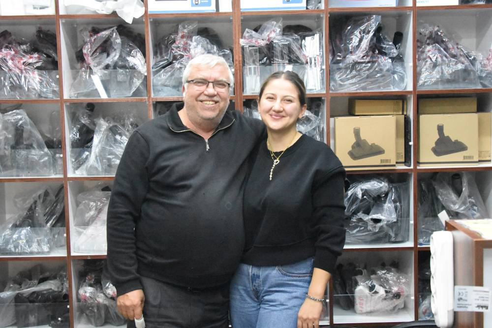 Konya'da esnaf baba ve kızları örnek oldu