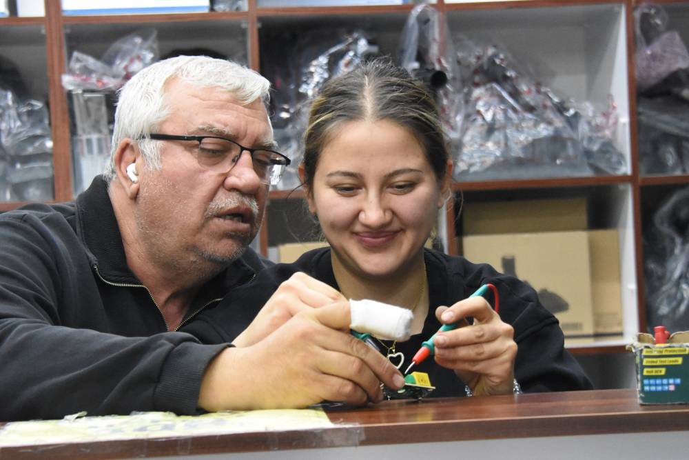 Konya'da esnaf baba ve kızları örnek oldu